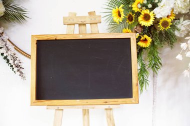 Düğün panosu ahşap çerçeveli çiçek süslemeli.