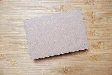 Tahta arkaplanda üst görünüm boş kart modellemesi