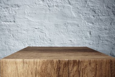 Beton arkaplanın önündeki ürünleri göstermek için boş ahşap kürsü