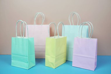 Pembe ve mavi arka planda alışveriş torbaları, iş ve alışveriş kavramı