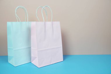 Pembe ve mavi arka planda alışveriş torbaları, iş ve alışveriş kavramı