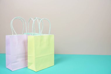Pembe ve mavi arka planda alışveriş torbaları, iş ve alışveriş kavramı