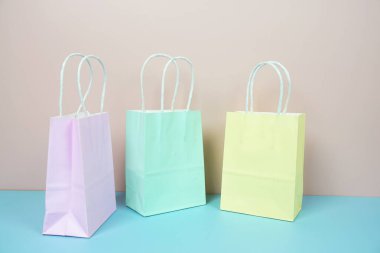 Pembe ve mavi arka planda alışveriş torbaları, iş ve alışveriş kavramı