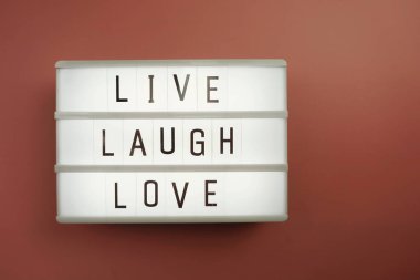 Canlı Kahkaha Aşk kelimesi pembe arka planda yatıyordu