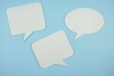 Mavi arkaplanda beyaz baloncuk konuşma üst görünümü