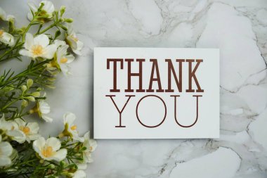 Teşekkür kartı, çiçek buketi dekorasyonu mermer arka planda üst görünüm