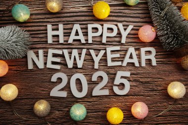 Yeni yılınız kutlu olsun. Ahşap arka planda 2025 alfabe harfleri.