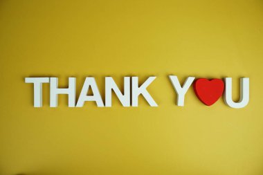 Teşekkür ederim alfabe harfleri sarı arkaplanda üst görünüm