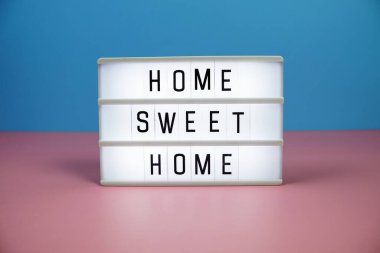 Pembe ve mavi arkaplanda LED Işıkkutusu üzerine Home Sweet Home antetli metin