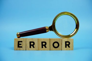 Ahşap bloklar alfabe harfleri ve mavi arkaplanda büyüteç hatası