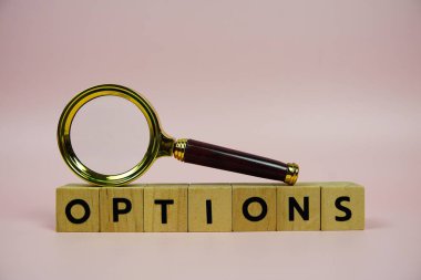 Tahta bloklar, alfabe harfleri ve pembe arka planda büyüteç seçenekleri