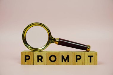 Tahta bloklar, alfabe harfleri ve pembe arka planda büyüteç