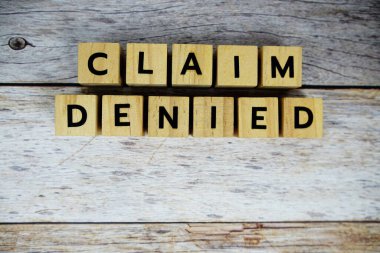 Tahta arka planda tahta bloklar alfabe harfleriyle iddiası reddedildi