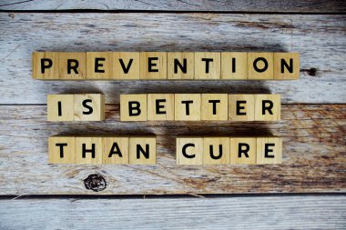 Önlem, tahta bloklar alfabe harfleriyle ahşap zemin üzerinde durmaktan daha iyidir.