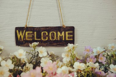 Hoş geldin işareti grunge beton duvar arka planında asılı