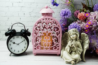 Pembe Fener, LED mum ışığı, çalar saat ve çiçekler, ev dekorasyonu.