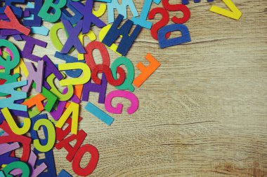 rastgele renkli Tipo alfabesi ile ahşap arka plan üzerinde alan kopya Üstten Görünüm