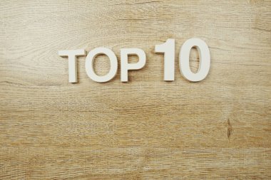 Tahta arka planda en iyi 10 kelime alfabe harfleri