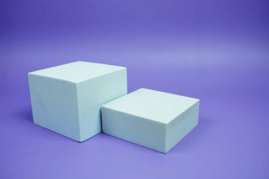 Mor geometrik arkaplan üzerine beyaz podyum ürün sunumu kavramı