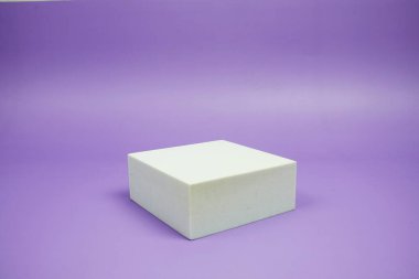 Mor geometrik arkaplan üzerine beyaz podyum ürün sunumu kavramı