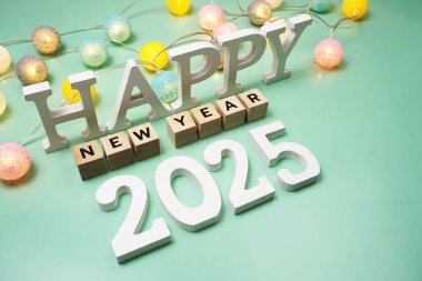 Yeşil zemin üzerinde LED pamuk topları olan yeni yıl alfabe mektubunuz kutlu olsun.