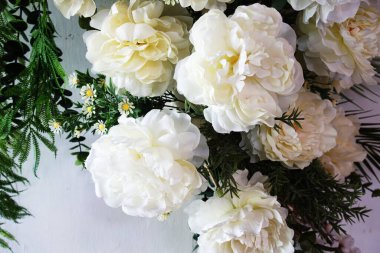 Uzay kopyası arkaplanı olan güzel yapay çiçek buketi