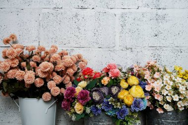 Beton zemin üzerinde metin mesajı için alanı olan güzel çiçekler çerçeve dekorasyonu