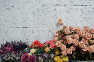 Beton zemin üzerinde metin mesajı için alanı olan güzel çiçekler çerçeve dekorasyonu