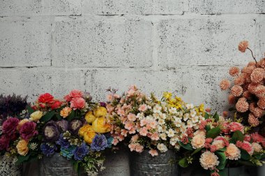 Beton zemin üzerinde metin mesajı için alanı olan güzel çiçekler çerçeve dekorasyonu