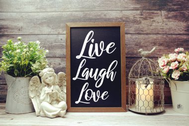 İlham verici bir alıntı, Live Laugh Love yazı tahtası arka planında yazılı