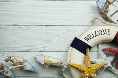 Ahşap arkaplanda can simidi üst görünümü olan denizcilik temalı arkaplan