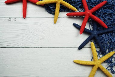 Ahşap zemin üzerinde balık ağı manzaralı denizyıldızı