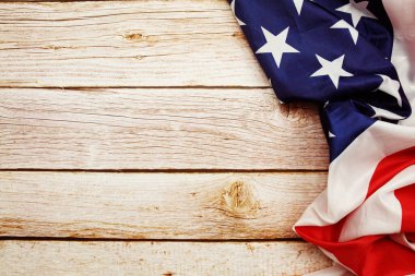 Oylama 2024, tahtadan arka planda Amerikan bayrağı olan başkanlık seçimi.