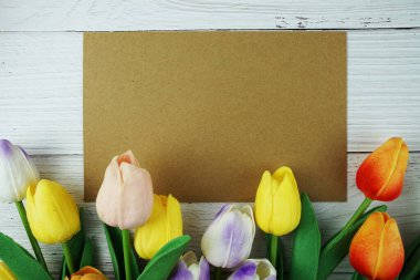 Tebrik kartı düzenleme alanı tahta arkaplanda çiçekli metin mesajı dekorasyonlarıName