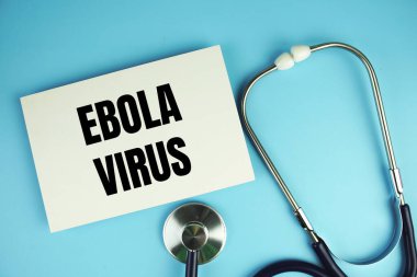 Kağıt üzerinde Ebola Virüsü metni ve mavi arkaplanda steteskop üst görünümü