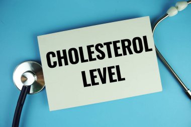 Konuşma balonunda kolesterol düzeyi metin mesajı, mavi arkaplanda steteskop üst görünümü, sağlık kavramı arka planı