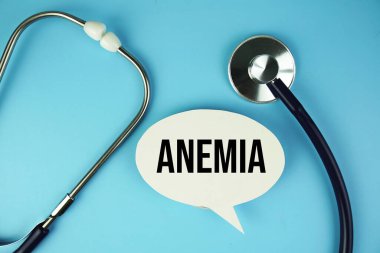 Kağıt üzerinde mavi arkaplanda steteskop üst görünümü olan amnemia metni