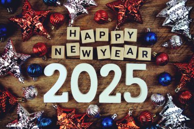 Yeni yılınız kutlu olsun. Yeni Yıl alfabesi harfleri ve ahşap arka planda Noel süslemeleri.