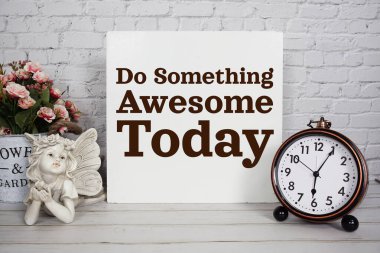 Bugün harika bir şey yap. Motivasyon verici ve ilham verici. Melek seramik bebeği ve gül çiçekleri ile ahşap arka planda metal vazo süslemeleri.