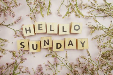 Merhaba pembe arka planda Pazar alfabesi harfi