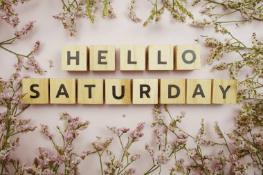 Merhaba cumartesi alfabe harfi pembe arka planda.