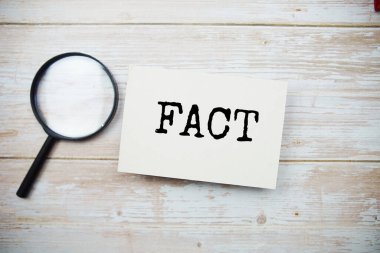 Gerçek metin iletisi ve büyüteçle ahşap arkaplanda boşluk kopyası