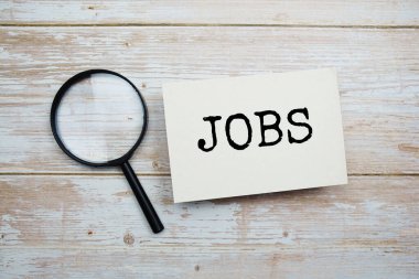 Görevler metin iletisi ve büyüteç ile ahşap arkaplanda boşluk kopyası