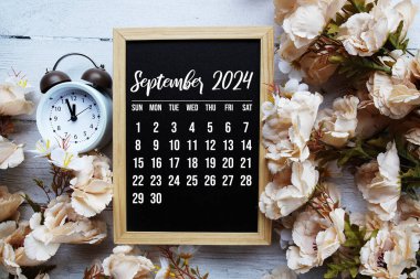 Eylül 2024, ahşap arka planda çiçek buketi desenli aylık takvim