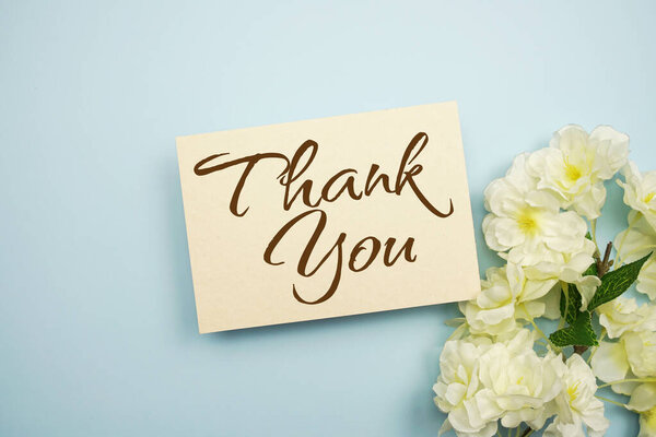 Сообщение с цветочным оформлением на синем фоне