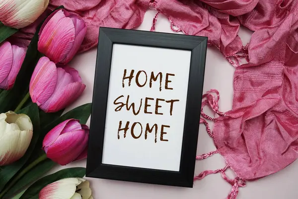 Pembe arka planda pembe lale çiçekli Home Sweet Home kısa mesajı