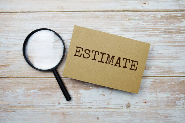 Оценить текстовое сообщение и увеличительное стекло с копией пространства на деревянном фоне