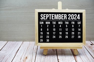 Eylül 2024 Aylık takvim sehpada ahşap arka planda