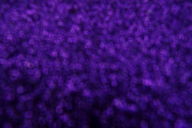 Odaklanamayan soyut parlak, parlak, mor parıltılı arkaplan