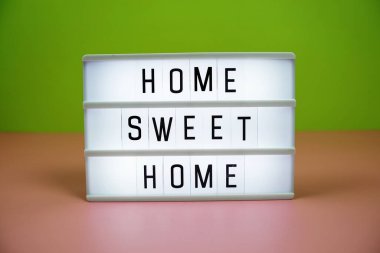 Home Sweet Home posta panosu metin üzerinde LED Işık Kutusu pembe ve yeşil arka plan